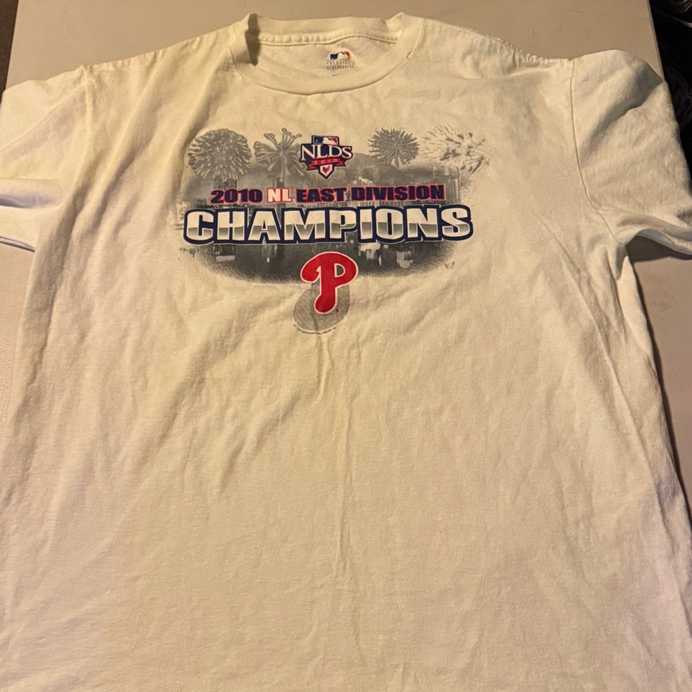 Majestic White 2010 NE East Division Champions Phillies Tee Men’s Size Large